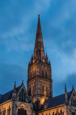 Salisbury Katedrali mavi gökyüzü karşı