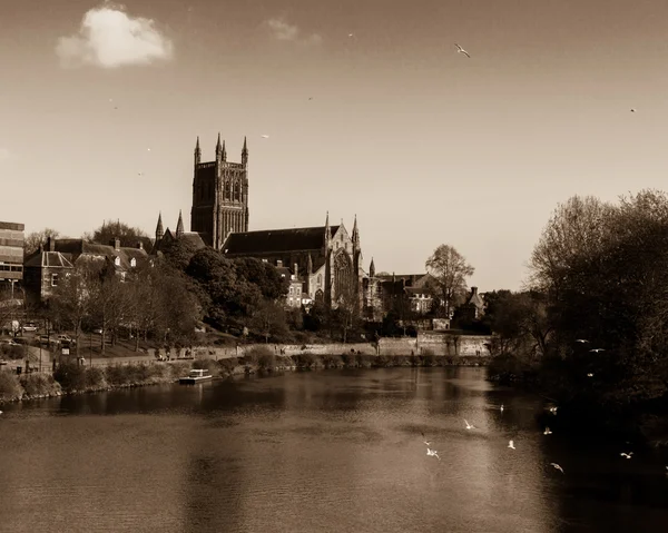 Worcester katedrális - kilátás a Severn folyó - szépia hangot — Stock Fotó