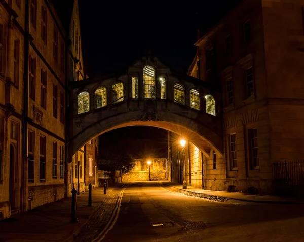 ENGLAND, OXFORD - 09 марта 2015: Мост Вздохов ночью — стоковое фото