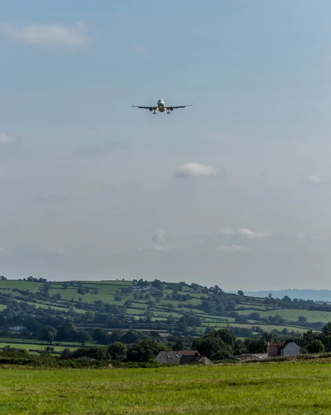 ENGLAND, BRISTOL - 07 SEP 2015: Landing airplane, Bristol Airpor — Stock Photo, Image