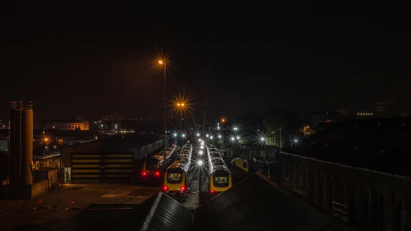 Anglie, Bristol - 21 dubna 2015: železniční depa v noci — Stock fotografie