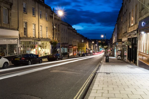 England, Bristol - 13 september 2015: Clifton, uitzicht vanaf de top van Park Street door de nacht, vroege ochtend fotografie, bewegings-onscherpte auto verlichting — Stockfoto
