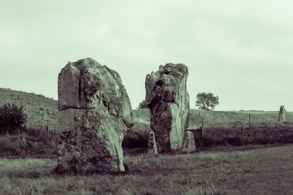 ENGLAND, AVEBURY - 03 OUT 2015: Avebury, monumento de henge neolítico, Patrimônio Mundial da UNESCO, Wiltshire, sudoeste da Inglaterra, fotografia em preto e branco, tonificação dividida — Fotografia de Stock