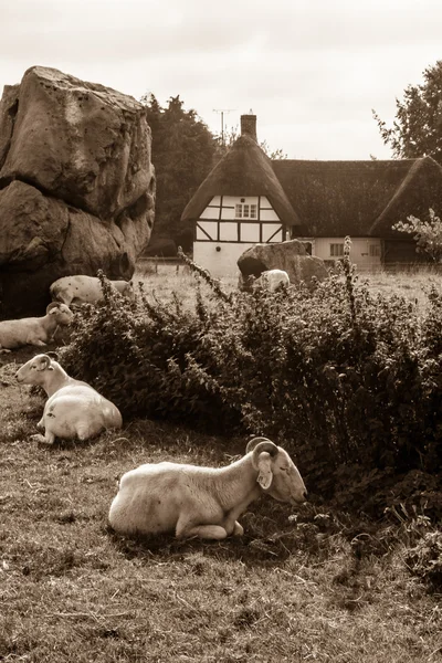 INGHILTERRA, AVEBURIA - 03 OTT 2015: Avebury, monumento al Neolitico Henge, Patrimonio dell'Umanità UNESCO, Wiltshire, Inghilterra sud-occidentale — Foto Stock