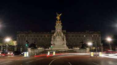 Gece tarafından Buckingham Sarayı önünde heykeller