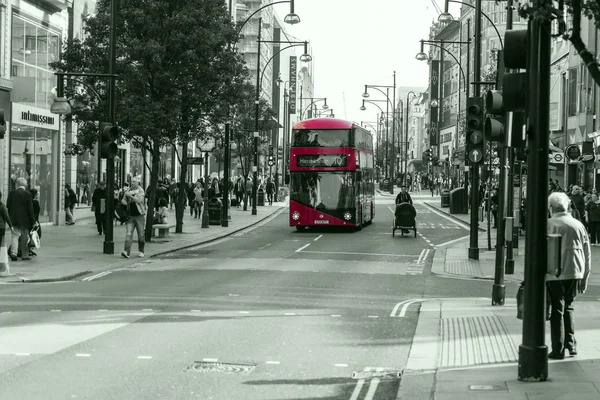 Londra, Oxford street, sokak fotoğrafçılığı kırmızı otobüs — Stok fotoğraf