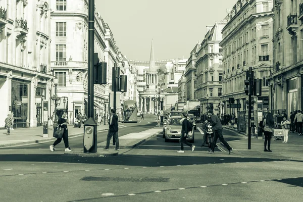 人々 は、黒と白の写真、朝の交通、ロンドンのオックスフォード ・ ストリートを歩いてスプリットトーニング — ストック写真