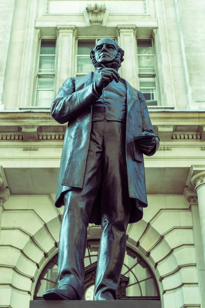 Statue de Rowland Hill. Il a fondé uniforme penny affranchissement. 1840 — Photo