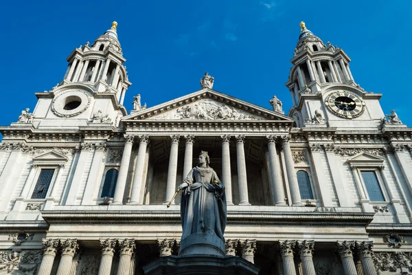 Victoria Monument, background St Pauls Cathedral — Stock Photo, Image