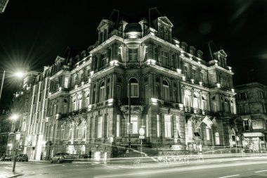 Doubletree Hilton otel ve Spa gece cephe tarafından