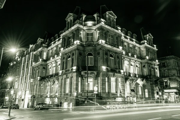 Doubletree Hilton otel ve Spa gece cephe tarafından