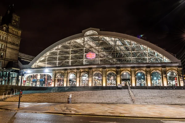 Street tren istasyonu gece kireç — Stok fotoğraf