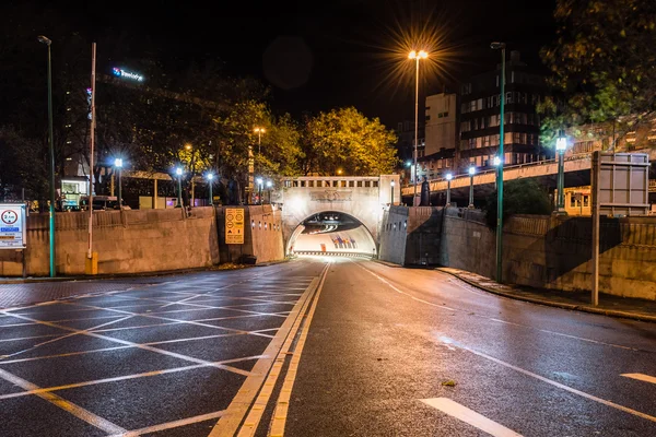 Tunel ulicy Queensway przez noc wejście — Zdjęcie stockowe