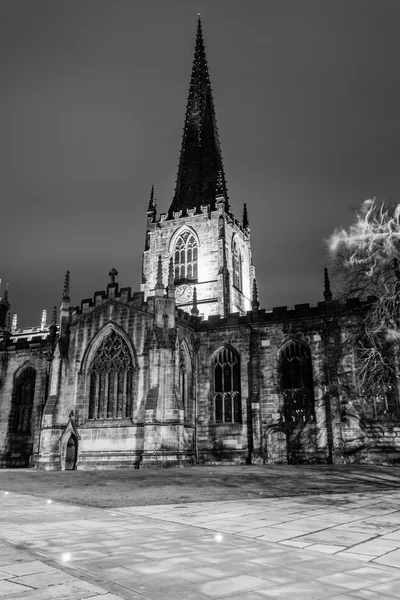 Catedral de Sheffield à noite fotografias em preto e branco — Fotografia de Stock