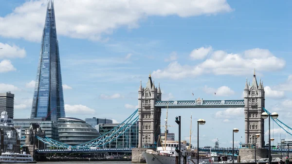 Tower Bridge met scherf gebouw, Londen — Stockfoto