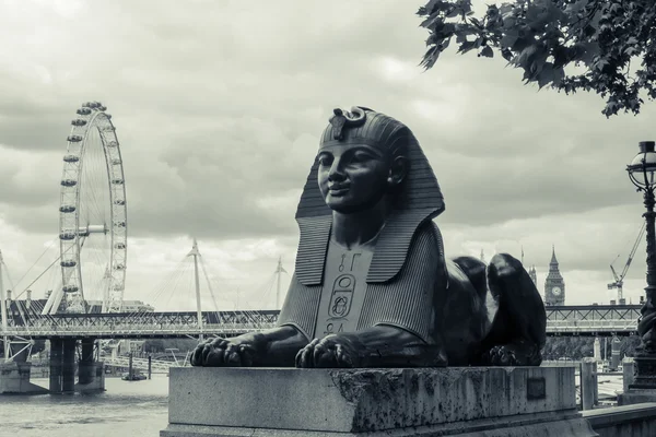 Sphinx aan de kade met de London Eye overkant van de rivier, b — Stockfoto