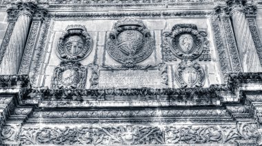 Mimari, silah kat ve plak unsurları