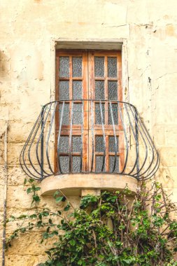 Kapı ve pencereler ile eski balkon