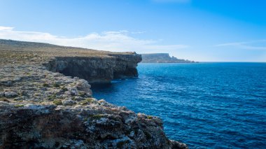 Il-Majjistral doğa ve Tarih Parkı, kayalık sahil şeridi