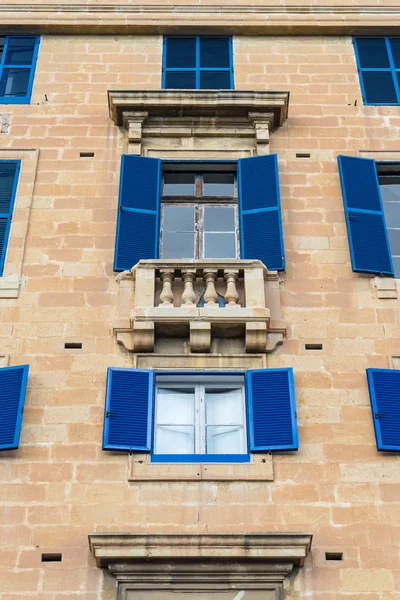 Janelas de persianas azuis e varanda, Malta — Fotografia de Stock