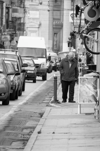 Des vieillards indéfinis marchant dans la rue — Photo