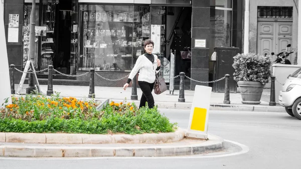 Niezdefiniowany kobieta skrzyżowania ulicy — Zdjęcie stockowe