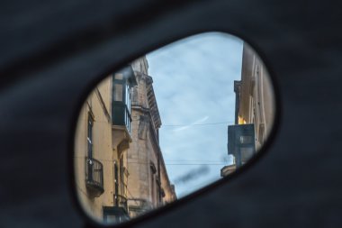 Ayna gökyüzünde Malta yeşil balkon