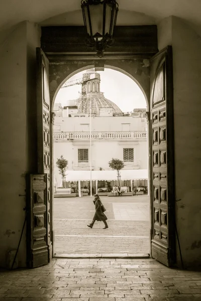 Wandelen man in gate deur — Stockfoto