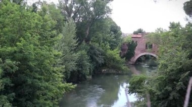 Nehirdeki eski ortaçağ köprüsü 