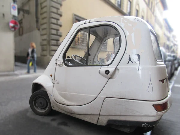 Üç tekerlekli mini araba beyaz.