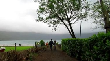 Aşıklar göl kenarında romantik yürür