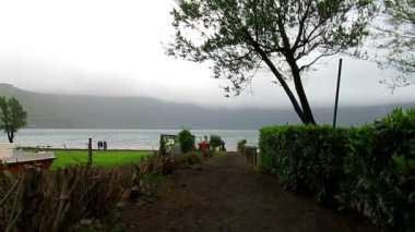 Huzurlu göl manzarası Güzel bir gün