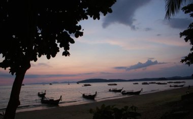 İnanılmaz güzel bir günbatımında tekneler