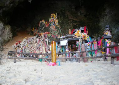 Krabi sahilindeki bereket tanrıçasının mağarası.