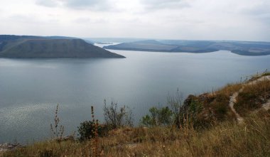 Dnister nehrindeki Bakota akışının çarpıcı görüntüsü