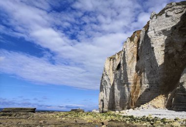 Muhteşem manzaralı muhteşem beyaz kayalıklar. Oraya gidip, denize yürüyüşten sonra banyo yapabilirsin. Burası Fransa 'daki Etretat.. 