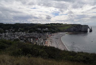 Muhteşem manzaralı muhteşem beyaz kayalıklar. Oraya gidip, denize yürüyüşten sonra banyo yapabilirsin. Burası Fransa 'daki Etretat.. 