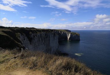 Muhteşem manzaralı muhteşem beyaz kayalıklar. Oraya gidip, denize yürüyüşten sonra banyo yapabilirsin. Burası Fransa 'daki Etretat.. 