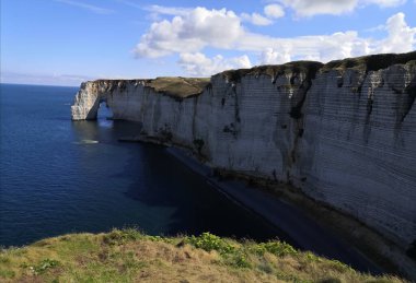 Muhteşem manzaralı muhteşem beyaz kayalıklar. Oraya gidip, denize yürüyüşten sonra banyo yapabilirsin. Burası Fransa 'daki Etretat.. 