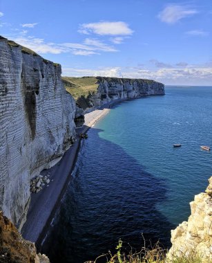 Muhteşem manzaralı muhteşem beyaz kayalıklar. Oraya gidip, denize yürüyüşten sonra banyo yapabilirsin. Burası Fransa 'daki Etretat.. 