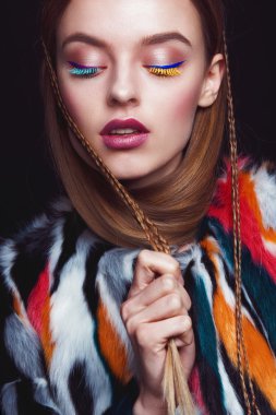 Profesyonel makyajlı güzel bir kadın.