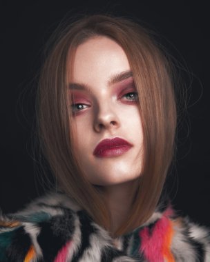 Profesyonel makyajlı güzel bir kadın.