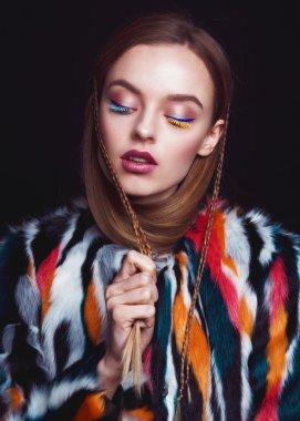 Profesyonel makyajlı güzel bir kadın.