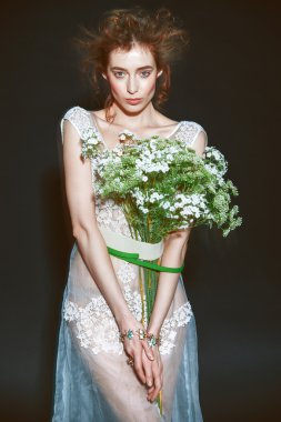 Profesyonel makyajlı güzel bir kadın.