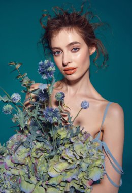 Profesyonel makyajlı güzel bir kadın.