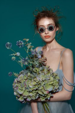 Profesyonel makyajlı güzel bir kadın.