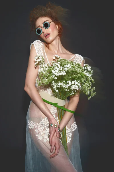 전문적 인 화장을 한 아름다운 여인 — 스톡 사진