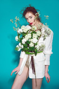 Profesyonel makyajlı güzel bir kadın.