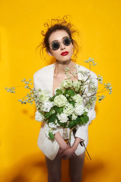 Profesyonel makyajlı güzel bir kadın.