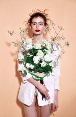 Profesyonel makyajlı güzel bir kadın.